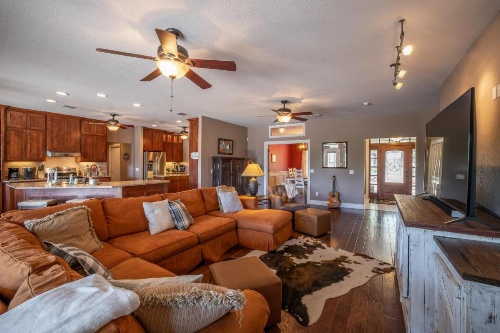 HILLS AND CHILLS home image 9